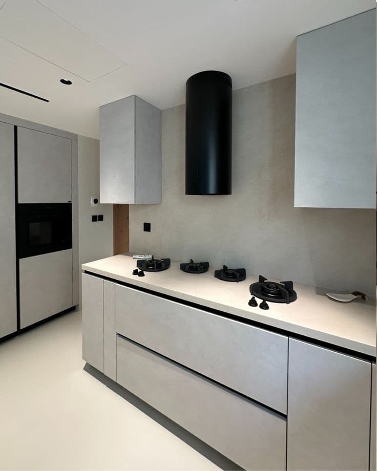 Stain-Resistant Microcement Flooring Kitchens in Dammam Light greige, smooth matte Microcement Floor texture with a seamless finish in a modern kitchen setting, installed by Floroz KSA.