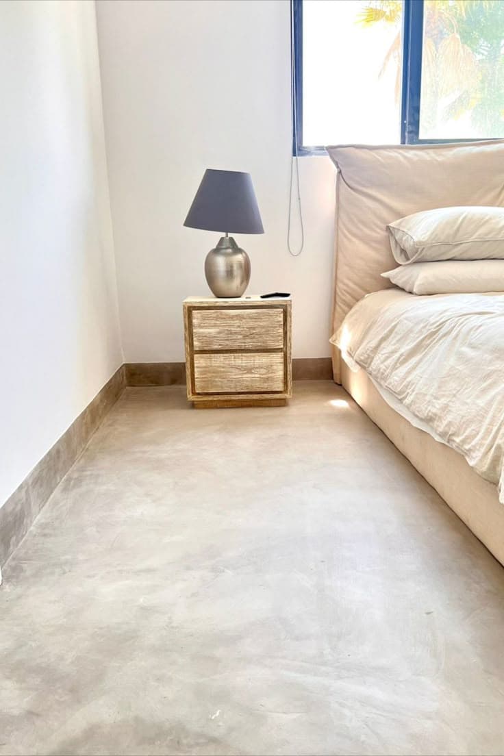 Hypoallergenic Microcement Flooring Bedroom in Jeddah Warm sand-toned, velvet-matte Microcement Floor texture with a smooth, continuous finish, seamless Microcement Floor installation by Floroz KSA.